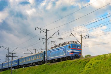 Yolcu treni Lviv-Zaporizhia, Kryvyi Rih 15/05/2017 demiryoluna Ternopil içinde sürme