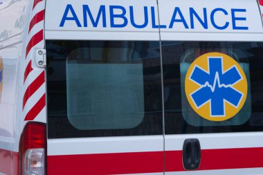 Ambulans arka kapısından. Word ambulans.
