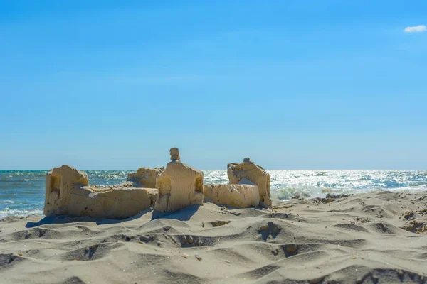 Die Sandburg Der Strandpromenade Vor Dem Hintergrund Des Lichtwegs Der — Stockfoto