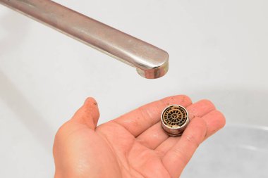 Kireç ve su ile bir bükülmüş su aerator el avuç içinde olduğunu.