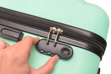 El bavul bavul kombinasyon kilit açılır.