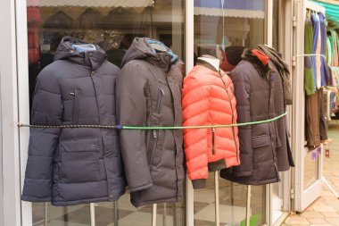 Ternopil, Ukrayna 17 Kasım 2018: Mankenler kış erkek ceket merkez çarşı üzerinde pasajlar ile Merkez Otobüs İstasyonu yakınındaki.