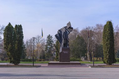 Ternopil, Ukrayna, 10 Kasım 2018: Stepan Bandera Zamkova Shevchenko Park Caddesi'nde anıt