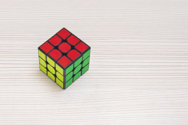 Ternopil, Ukrayna, 27 Kasım 2018: Rubiks küp kırmızı, sarı ve yeşil iki tarafta siyah ekler tablo ile