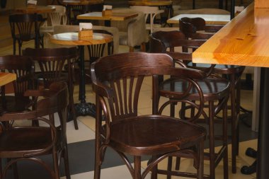 Ahşap masa ve sandalyeler kafede. Karanlık.