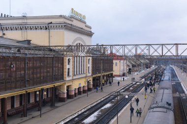 Ternopil, Ukrayna - 29 Aralık 2018: Tren istasyonunda kış. Açılış yolcular trende. Yukarıdaki Köprüsü'nden platformlarda görüntülemek.