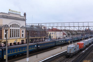 Ternopil, Ukrayna - 29 Aralık 2018: Tren istasyonunda kış. Açılış yolcular trende. Yukarıdaki Köprüsü'nden platformlarda görüntülemek.