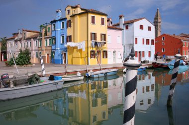 Burano, İtalya - 08 Nisan 2018: 08 Mayıs 2010 Burano, Venedik, İtalya, Burano Adası renkli evleri