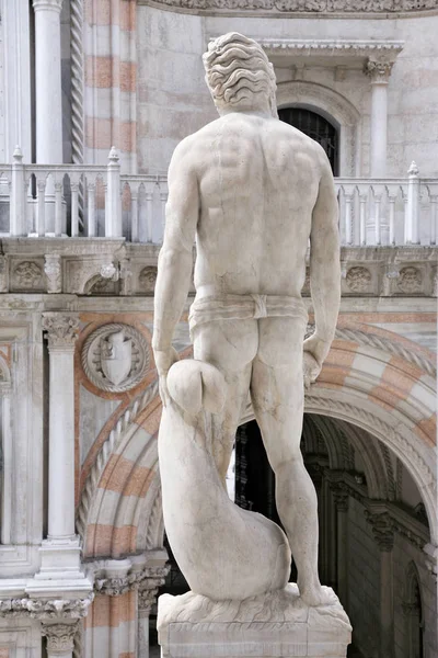 Skulptur Auf Der Riesigen Treppe Des Dogenpalastes Venedig Italien — Stockfoto