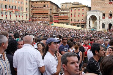 Siena, İtalya - 16 Ağustos 2008: Palio di Siena, Toskana, İtalya. Renkli tarihsel eyersiz at yarışı. Güzel, tarihi Piazza del Campo düzenledi. Heyecan verici olay.