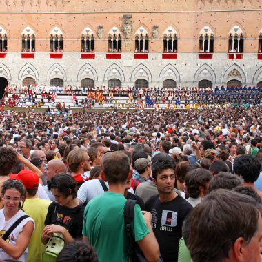 Siena, İtalya - 16 Ağustos 2008: Palio di Siena, Toskana, İtalya. Renkli tarihsel eyersiz at yarışı. Güzel, tarihi Piazza del Campo düzenledi. Heyecan verici olay.