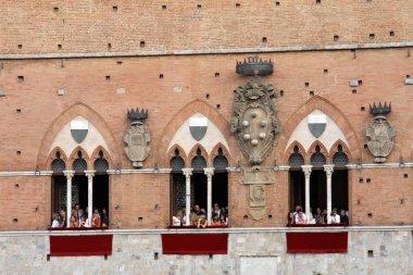 Siena, İtalya - 16 Ağustos 2008: Palio di Siena, Toskana, İtalya. Renkli tarihsel eyersiz at yarışı. Güzel, tarihi Piazza del Campo düzenledi. Heyecan verici olay.