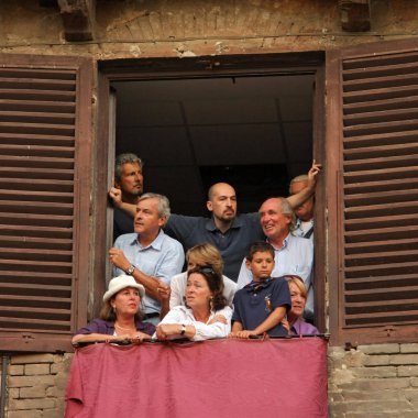 Siena, İtalya - 16 Ağustos 2008: Palio di Siena, Toskana, İtalya. Renkli tarihsel eyersiz at yarışı. Güzel, tarihi Piazza del Campo düzenledi. Heyecan verici olay.
