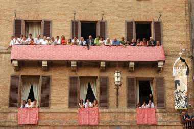 Siena, İtalya - 16 Ağustos 2008: Palio di Siena, Toskana, İtalya. Renkli tarihsel eyersiz at yarışı. Güzel, tarihi Piazza del Campo düzenledi. Heyecan verici olay.