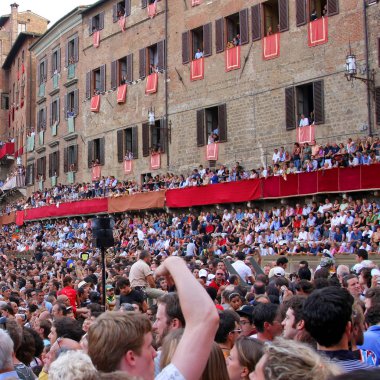 Siena, İtalya - 16 Ağustos 2008: Palio di Siena, Toskana, İtalya. Renkli tarihsel eyersiz at yarışı. Güzel, tarihi Piazza del Campo düzenledi. Heyecan verici olay.