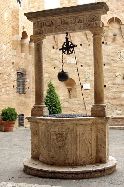 Siena Patio Del Palazzo Chigi Saracini — Foto de Stock