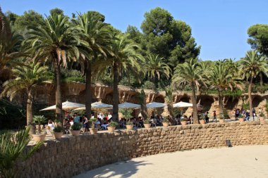 Barcelona, İspanya - Ağustos 11, 2007: Sütunlu (Hipostila odası, salonu, sütunlar) 86 eğimli sütunlar ile. Parc Guell, Barcelona, İspanya.