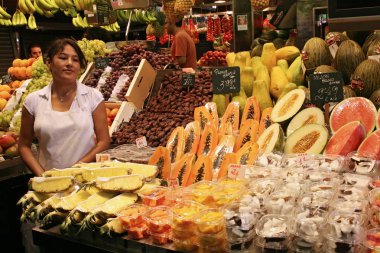 Barselona, İspanya - 11 Ağustos 2007: La Boqueria Market, Barselona İspanya