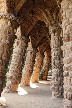 Barcelona, İspanya - Ağustos 11, 2007: Park Guell çamaşırcı Parc Guell portikosunun unhewn taş payandaların tasarlanmış Barcelona tarafından Antoni Gaudi, Barcelona - İspanya