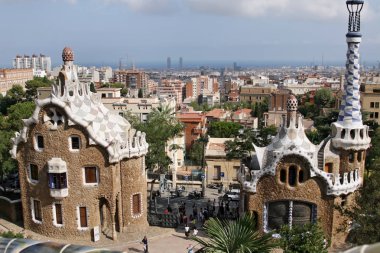 Barcelona, İspanya - Ağustos 11, 2007: Giriş lodge Parc Guell Antoni Gaudi tarafından Unesco, Barselona şehrinin, Catalonia, İspanya'nın manzarası görünümüyle tasarlanmış için
