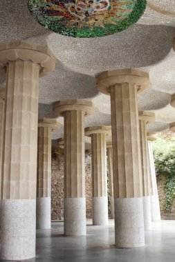 Barcelona, İspanya - Ağustos 11, 2007: Sütunlu (Hipostila odası, salonu, sütunlar) 86 eğimli sütunlar ile. Parc Guell, Barcelona, İspanya.