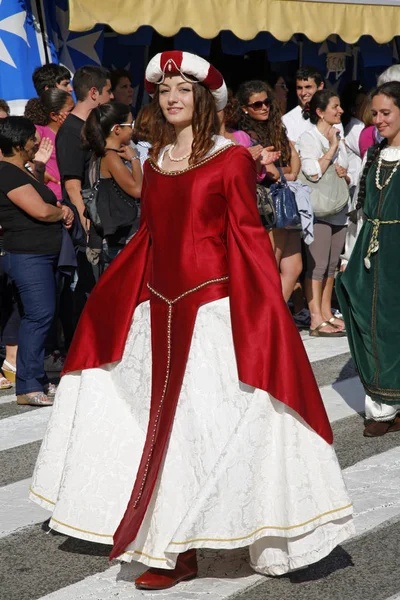アマルフィ イタリア 2012 古代の海洋共和国アマルフィでのレガッタ 機会にパレードを取った期間の衣装と場所と 300 人以上の参加者 — ストック写真