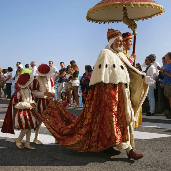 意大利阿马尔菲 2012年6月3日 在阿马尔菲的古代海洋共和国帆船赛的时候 游行举行了期间服装和300多名参加者 — 图库照片