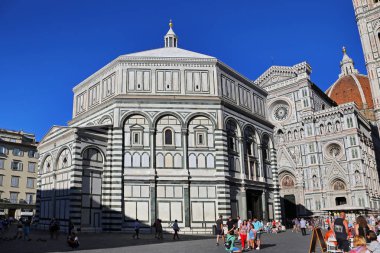 Floransa, İtalya - 27 Ağustos 2018: Floransa Katedrali (Il Duomo di Firenze) 27 Ağustos 2018, Floransa, İtalya. Floransa Toskana 'nın en büyük şehri ve İtalya' nın en çok ziyaret edilen şehirlerinden biridir..