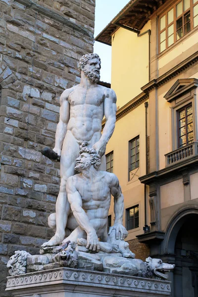 意大利佛罗伦萨 2018年8月27日 来自意大利佛罗伦萨历史中心韦基奥宫前的贾姆波洛纳的大力神和卡库斯雕像 — 图库照片