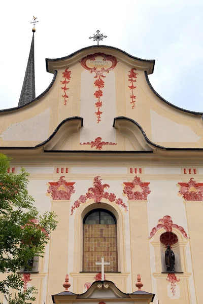 Церковь Сан Джакомо Сан Леонардо Альта Бадия Доломиты — стоковое фото