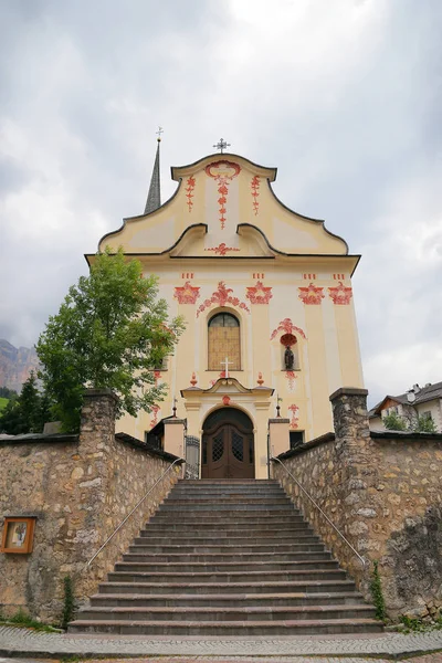Kostel San Giacomo San Leonardo Alto Badia Dolomity — Stock fotografie