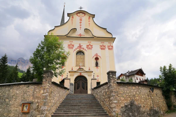 Kościół San Giacomo San Leonardo Alta Badia Dolomity — Zdjęcie stockowe