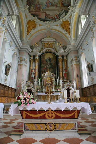 圣贾科莫教堂和圣莱昂纳多在阿尔塔巴迪亚 多洛米蒂 — 图库照片