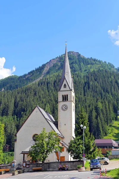 Widok Wieś Kościół Arabba Włochy Dolomity — Zdjęcie stockowe