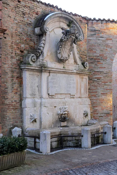 マルケ州のウルビーノ市と世界遺産の一見 イタリア — ストック写真