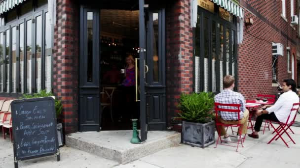 女人离开咖啡店 男人坐在外面 — 图库视频影像