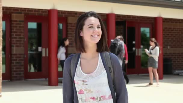 Estudiante Secundaria Fuera Del Edificio Escolar — Vídeo de stock
