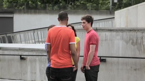 Młody Człowiek Rozmawia Przyjaciółmi Idzie Kamery — Wideo stockowe