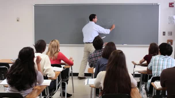 Estudantes Ensino Médio Sentados Sala Aula — Vídeo de Stock