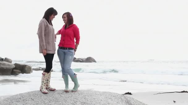 Twee Meisjes Het Strand — Stockvideo