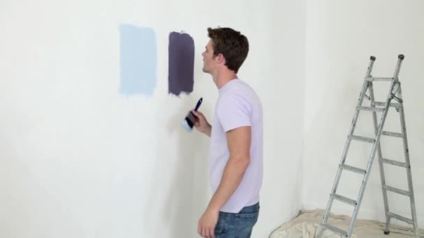 Pareja Mirando Diferentes Pinturas Pared — Vídeos de Stock