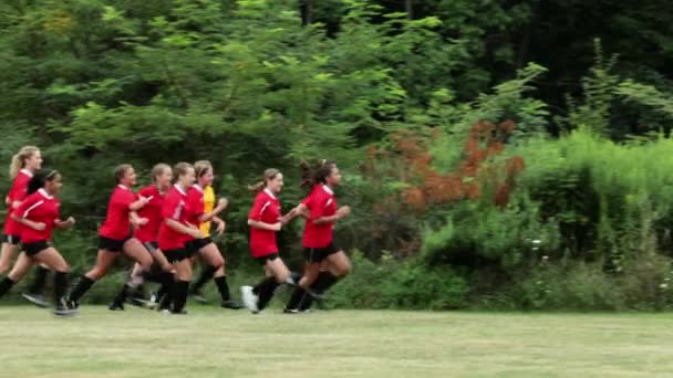 Chica Futbolistas Corriendo Una Chica Senderos Detrás — Vídeos de Stock