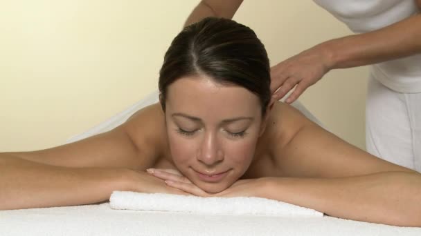 Massaggiatrice Fare Spalle Massaggio Donna — Video Stock