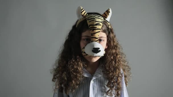 小女孩在老虎面具咆哮在相机 — 图库视频影像