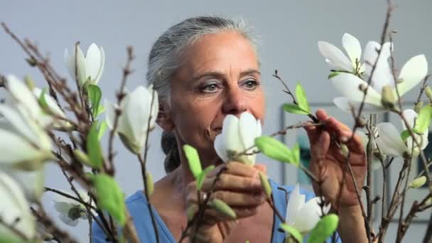 Mulher Madura Organizando Cheirando Flores — Vídeo de Stock