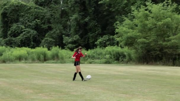 Meisjes Voetballen Buiten — Stockvideo