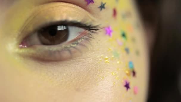 Zblízka Ženské Oko Žluté Make Upu Dekorace Hvězdy — Stock video