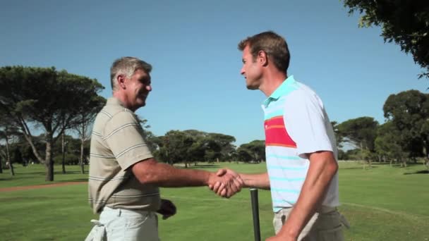 Mature Men Tossing Coin Golf Course — Stock Video