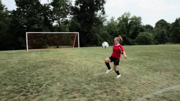 Menina Praticando Habilidades Futebol — Vídeo de Stock