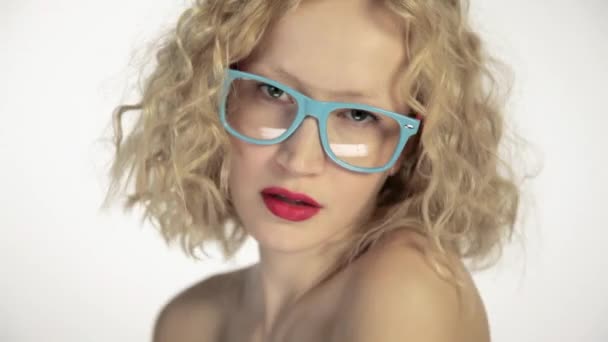 Jeune Femme Lunettes Clin Oeil Caméra — Video